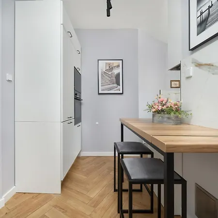 아파트 Z 2 Sypialniami I Oddzielna Kuchnia W Centrum Wroclawia Na 4 Pietrze By Renters 브로츠와프