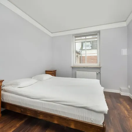 Apartament Z 2 Sypialniami I Oddzielna Kuchnia W Centrum Wroclawia Na 4 Pietrze By Renters *