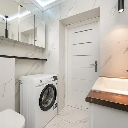 Z 2 Sypialniami I Oddzielna Kuchnia W Centrum Wroclawia Na 4 Pietrze By Renters Apartamento