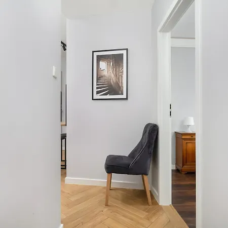 Z 2 Sypialniami I Oddzielna Kuchnia W Centrum Wroclawia Na 4 Pietrze By Renters