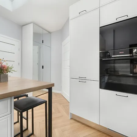 Z 2 Sypialniami I Oddzielna Kuchnia W Centrum Wroclawia Na 4 Pietrze By Renters Apartamento