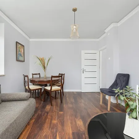 Z 2 Sypialniami I Oddzielna Kuchnia W Centrum Wroclawia Na 4 Pietrze By Renters